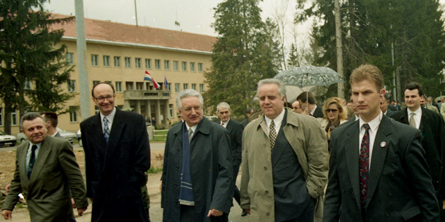 S predsjednikom Tuđmanom u Gospiću je bio i premijer Nikica Vlentić, šetnja Budačkom ulicom do Gimnazije  8. travnja 1995./Snimio MArko Čuljat Večernji list                                                                                              